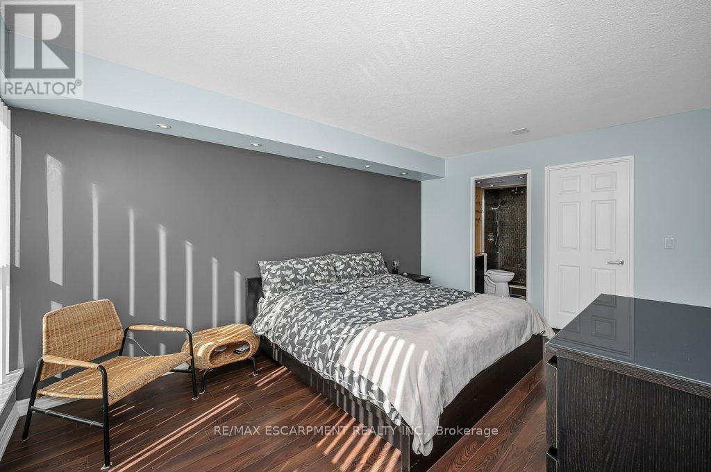 512 - 335 Webb Drive, Mississauga, Ontario  L5B 4A1 - Photo 11 - W12818594