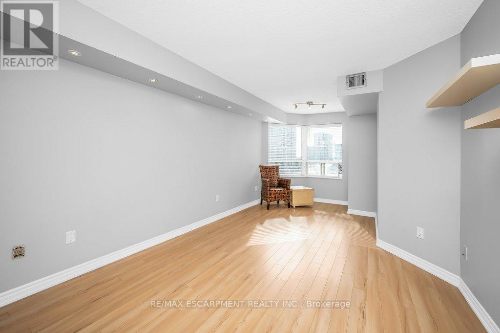 512 - 335 Webb Drive, Mississauga, Ontario  L5B 4A1 - Photo 15 - W12818594