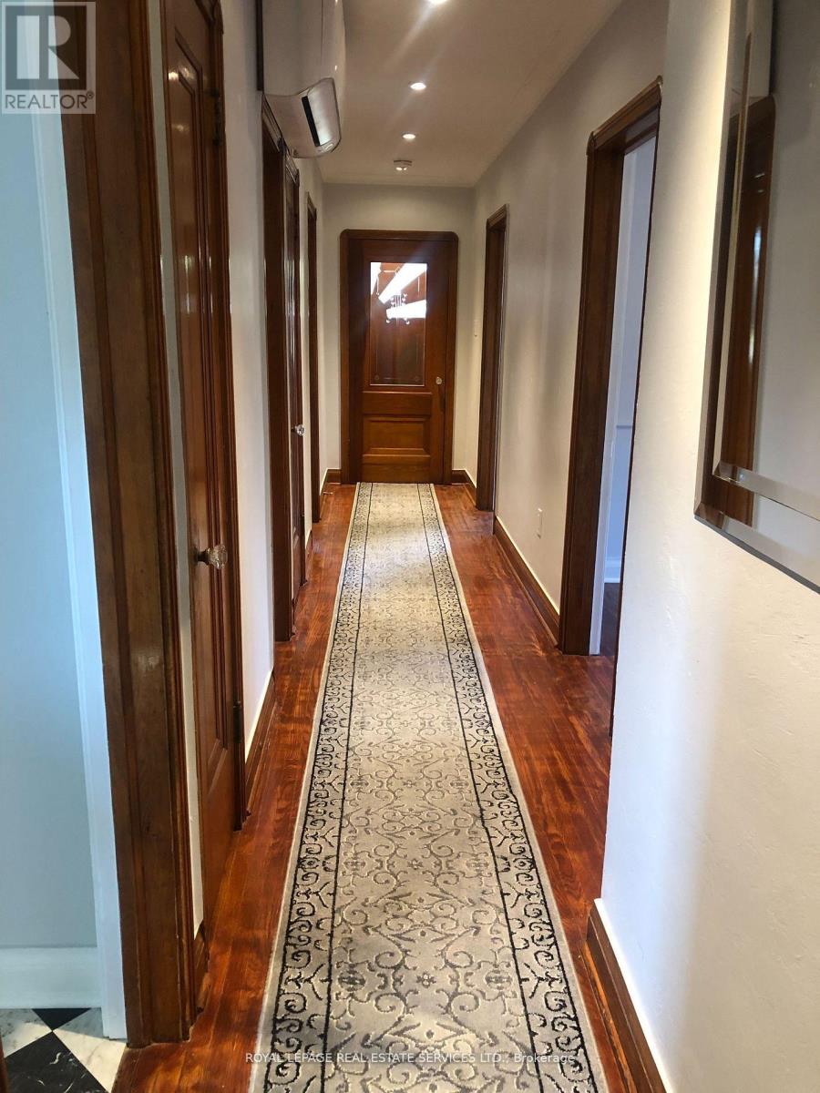 Main Fl - 1 Ash Crescent, Toronto, Ontario  M8W 1E2 - Photo 2 - W12818598