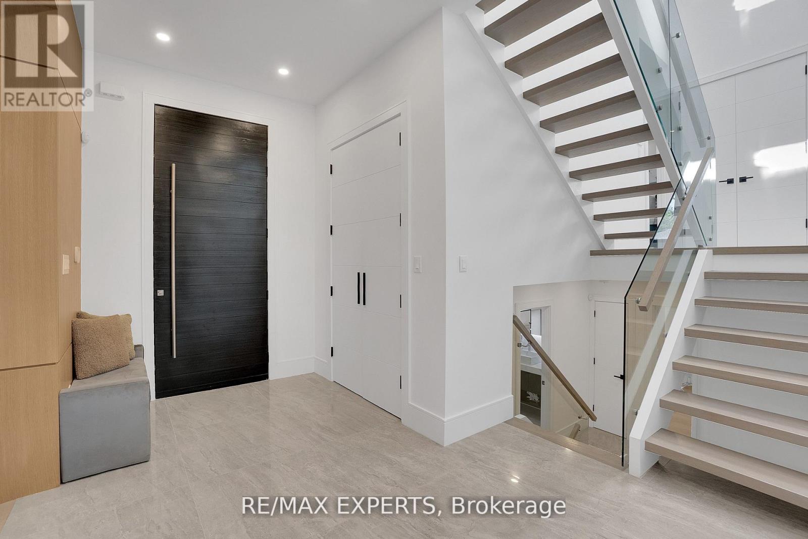 7 Woodvalley Drive, Toronto, Ontario  M9A 4H2 - Photo 3 - W12818656