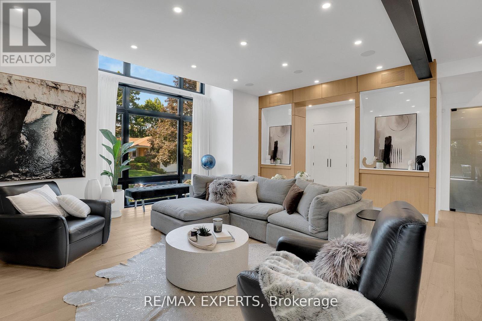 7 Woodvalley Drive, Toronto, Ontario  M9A 4H2 - Photo 4 - W12818656