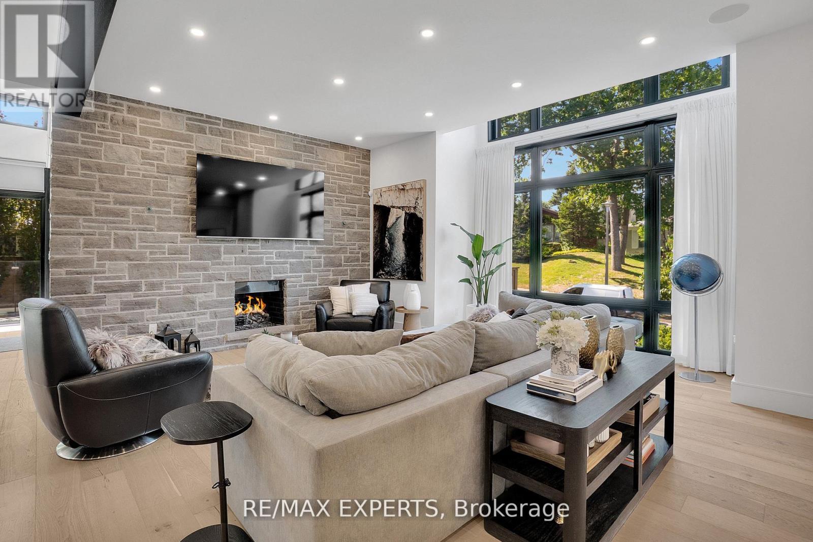 7 Woodvalley Drive, Toronto, Ontario  M9A 4H2 - Photo 5 - W12818656