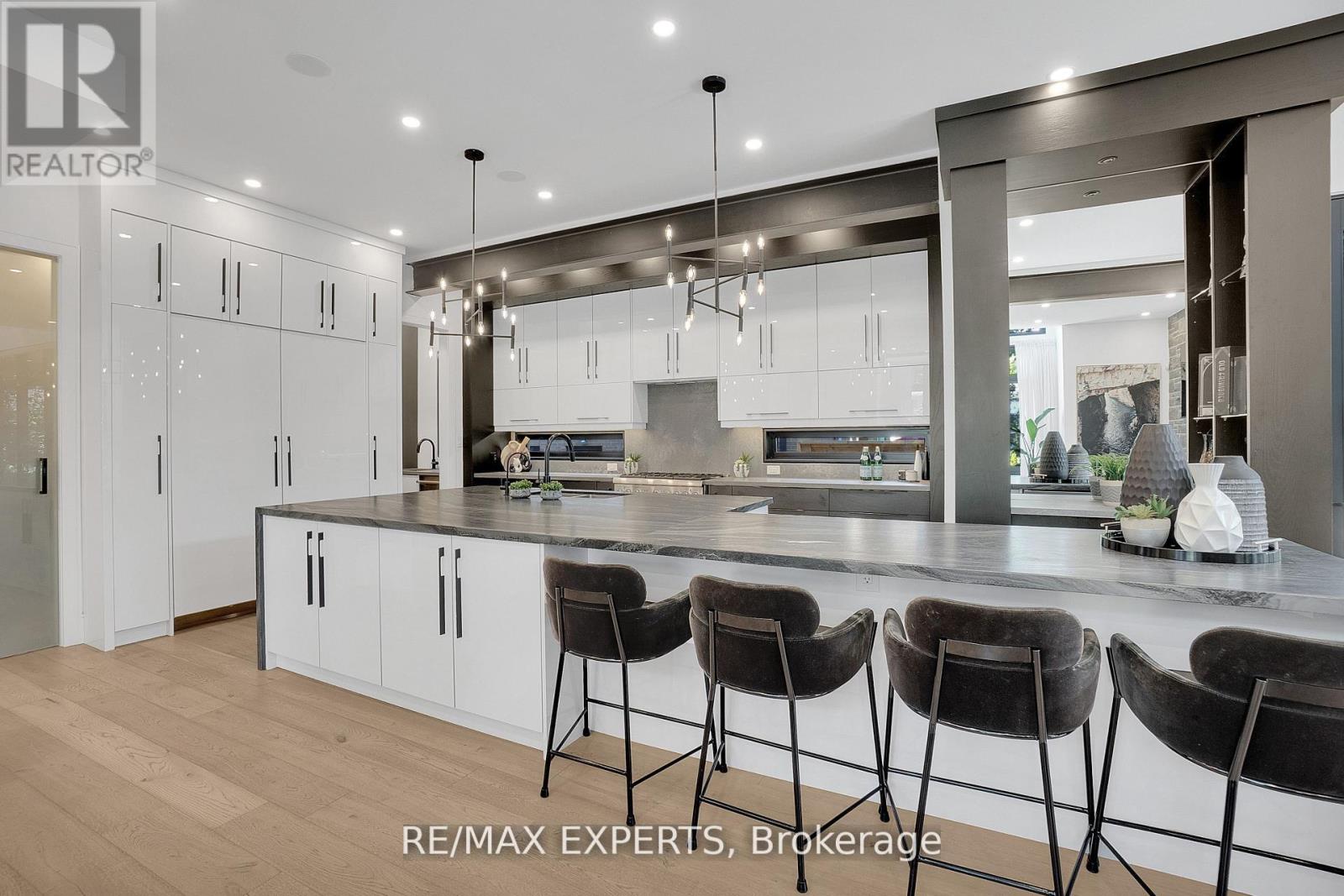 7 Woodvalley Drive, Toronto, Ontario  M9A 4H2 - Photo 7 - W12818656