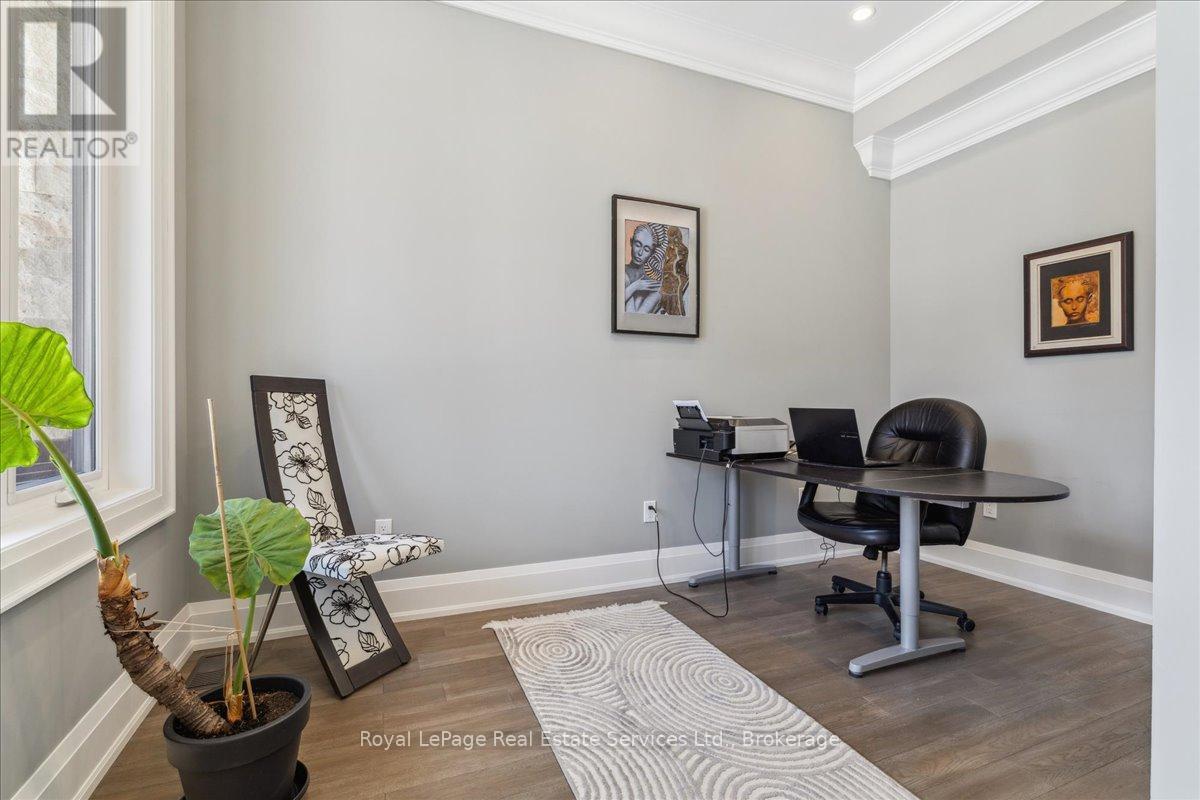 1211 Pinegrove Road, Oakville, Ontario  L6L 2W8 - Photo 4 - W12818918