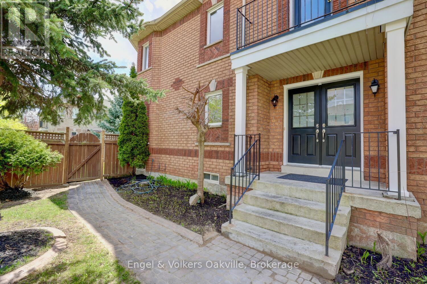3933 Coachman Circle, Mississauga, Ontario  L5M 6R1 - Photo 3 - W12818944