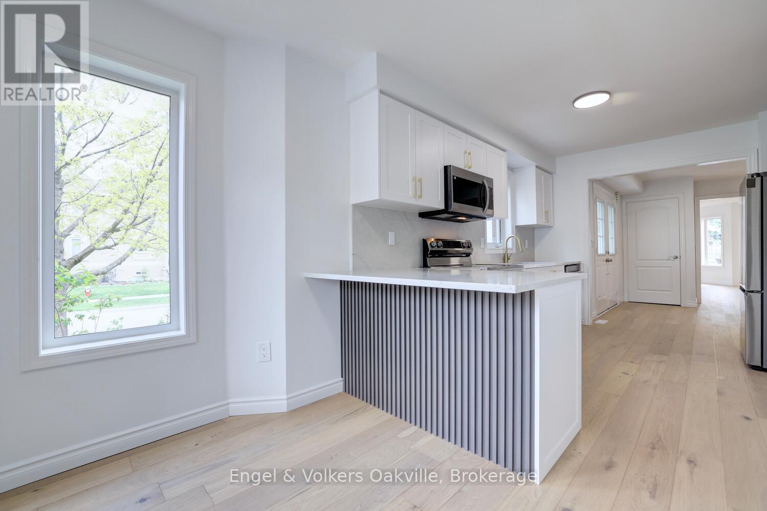 3933 Coachman Circle, Mississauga, Ontario  L5M 6R1 - Photo 11 - W12818944