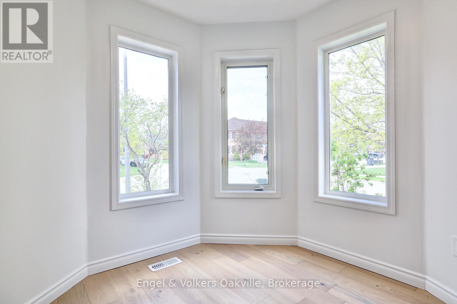 3933 Coachman Circle, Mississauga, Ontario  L5M 6R1 - Photo 8 - W12818944