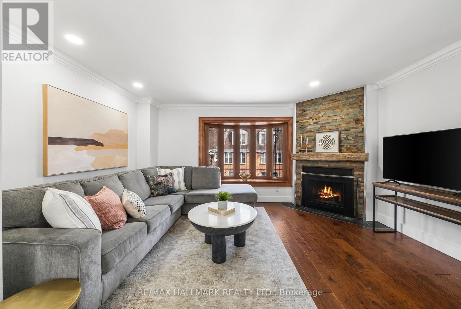 9 Douville Court, Toronto, Ontario  M5A 4E7 - Photo 4 - C12818708