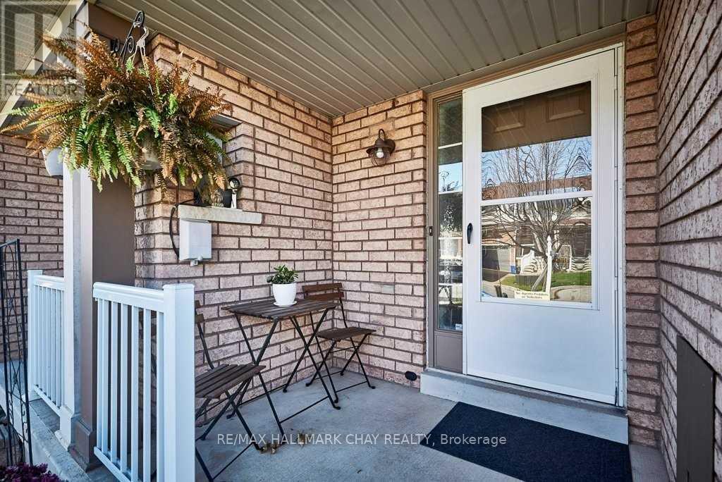 129 Kirkland Place, Whitby, Ontario  L1P 1W8 - Photo 2 - E12818860