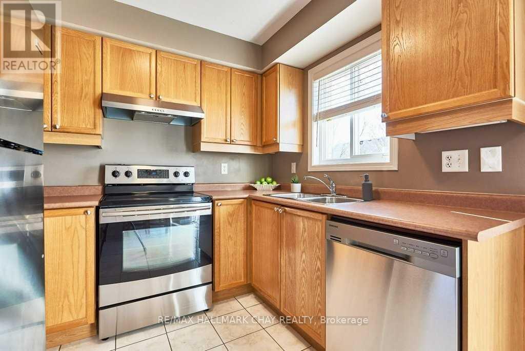 129 Kirkland Place, Whitby, Ontario  L1P 1W8 - Photo 8 - E12818860