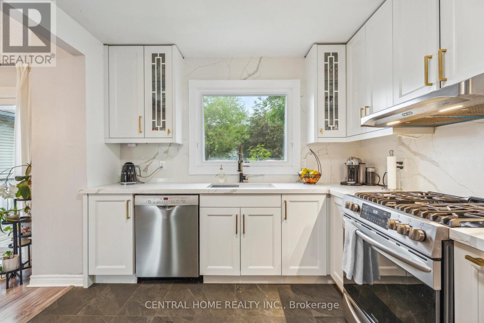 50 Metro Road S, Georgina, Ontario  L4P 3K8 - Photo 5 - N12818840