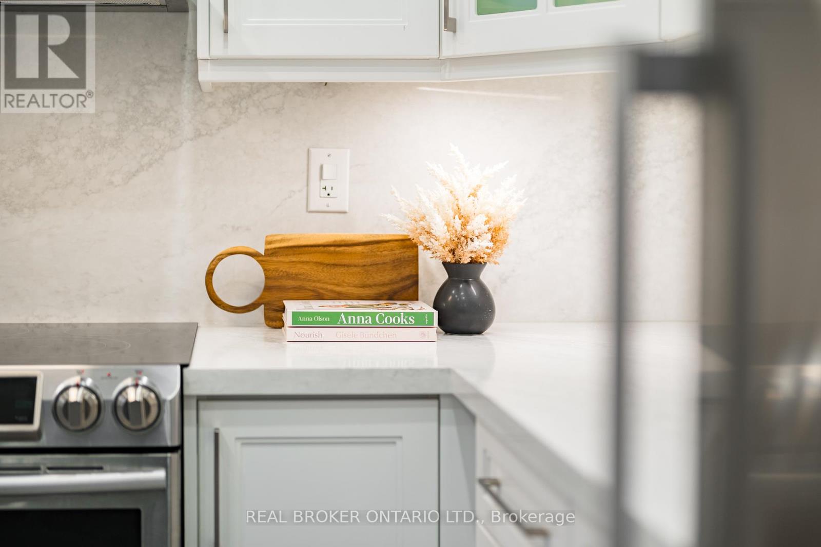 8 Springhurst Avenue, Toronto (South Parkdale), Ontario  M6K 1A9 - Photo 45 - W12818738