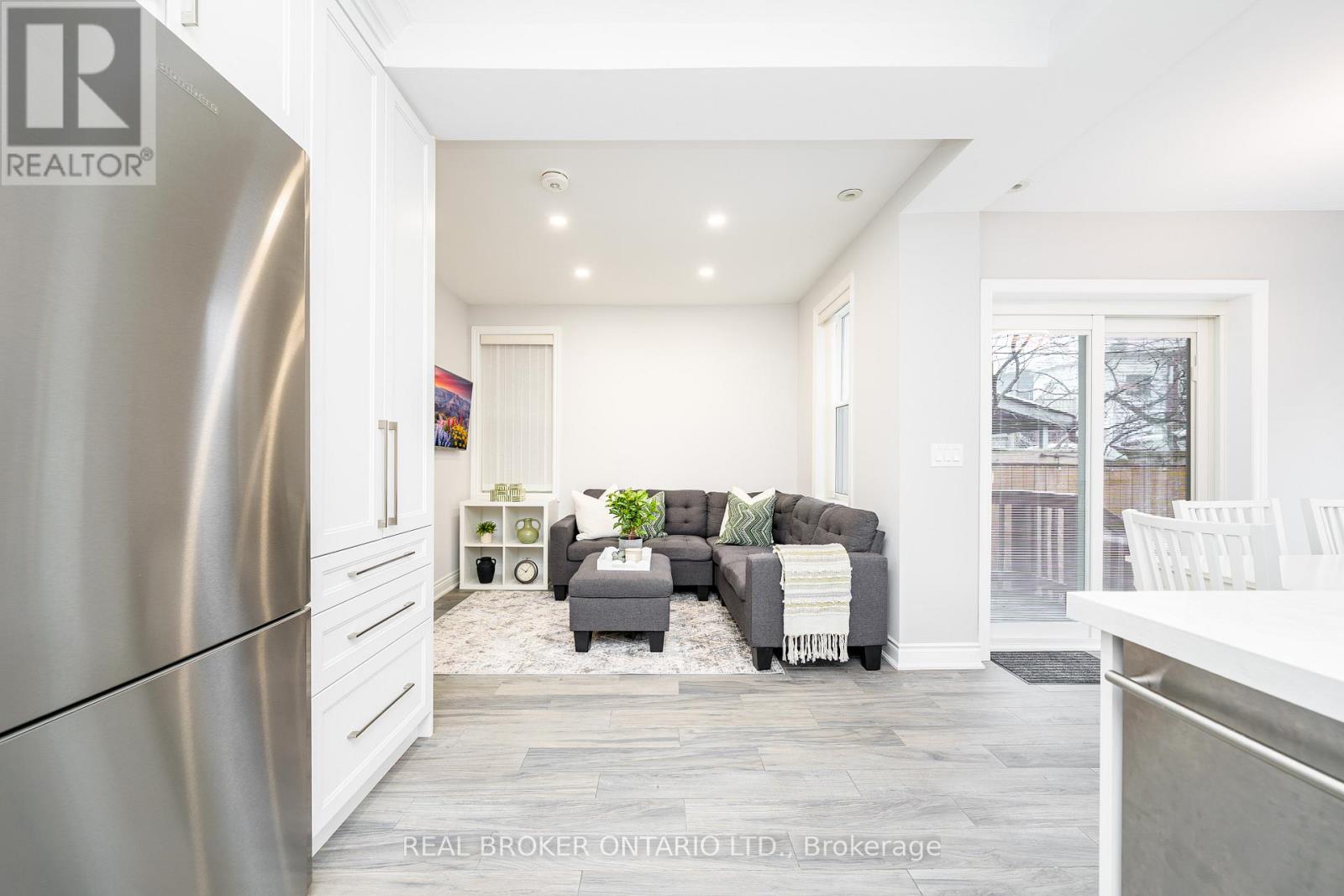 8 Springhurst Avenue, Toronto, Ontario  M6K 1A9 - Photo 9 - W12818738