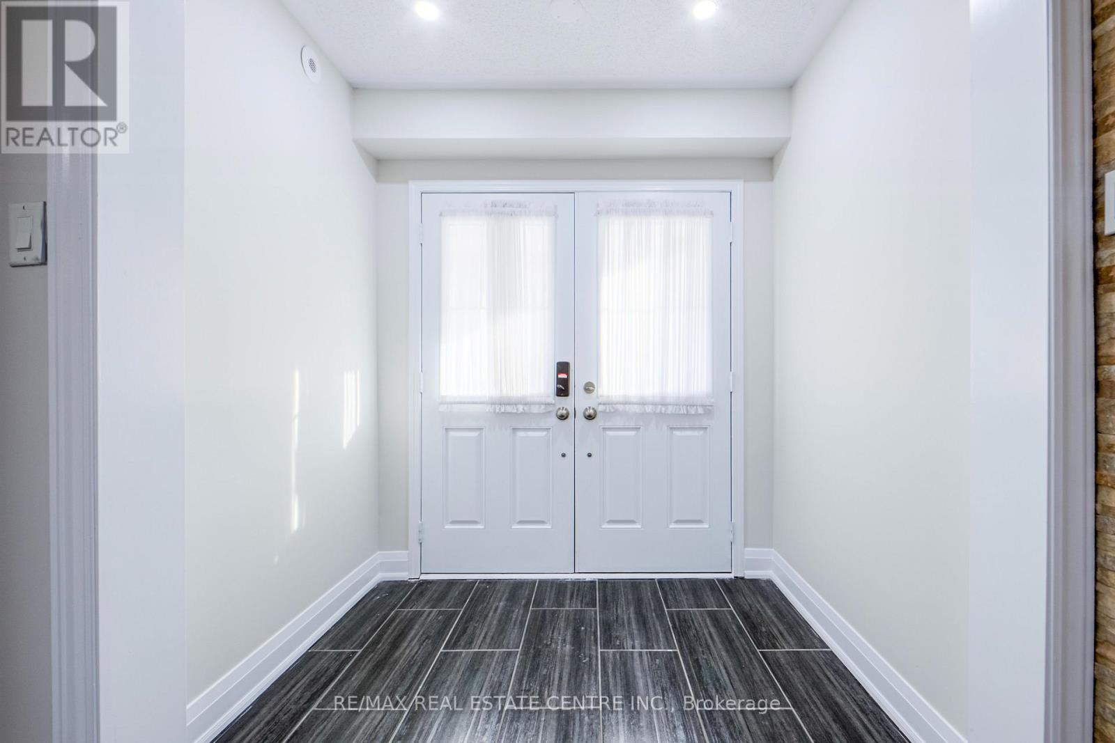 299 Dymott Avenue, Milton, Ontario  L9T 0Z5 - Photo 4 - W12819066