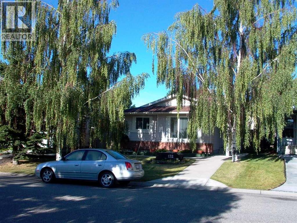 132 Shawcliffe Circle Sw, Calgary, Alberta  T2Y 1H2 - Photo 2 - A2288254