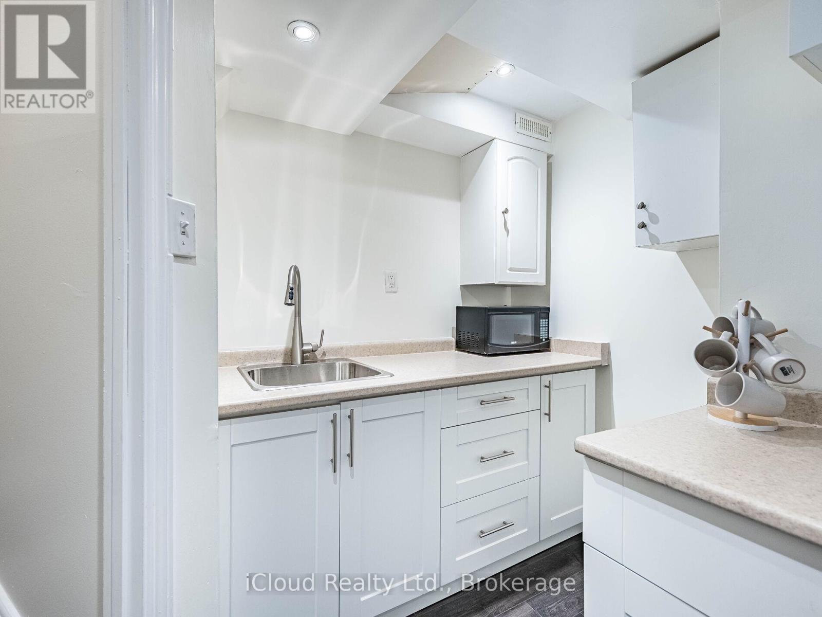 3390 Fountain Park Avenue, Mississauga, Ontario  L5M 7E3 - Photo 34 - W12818480