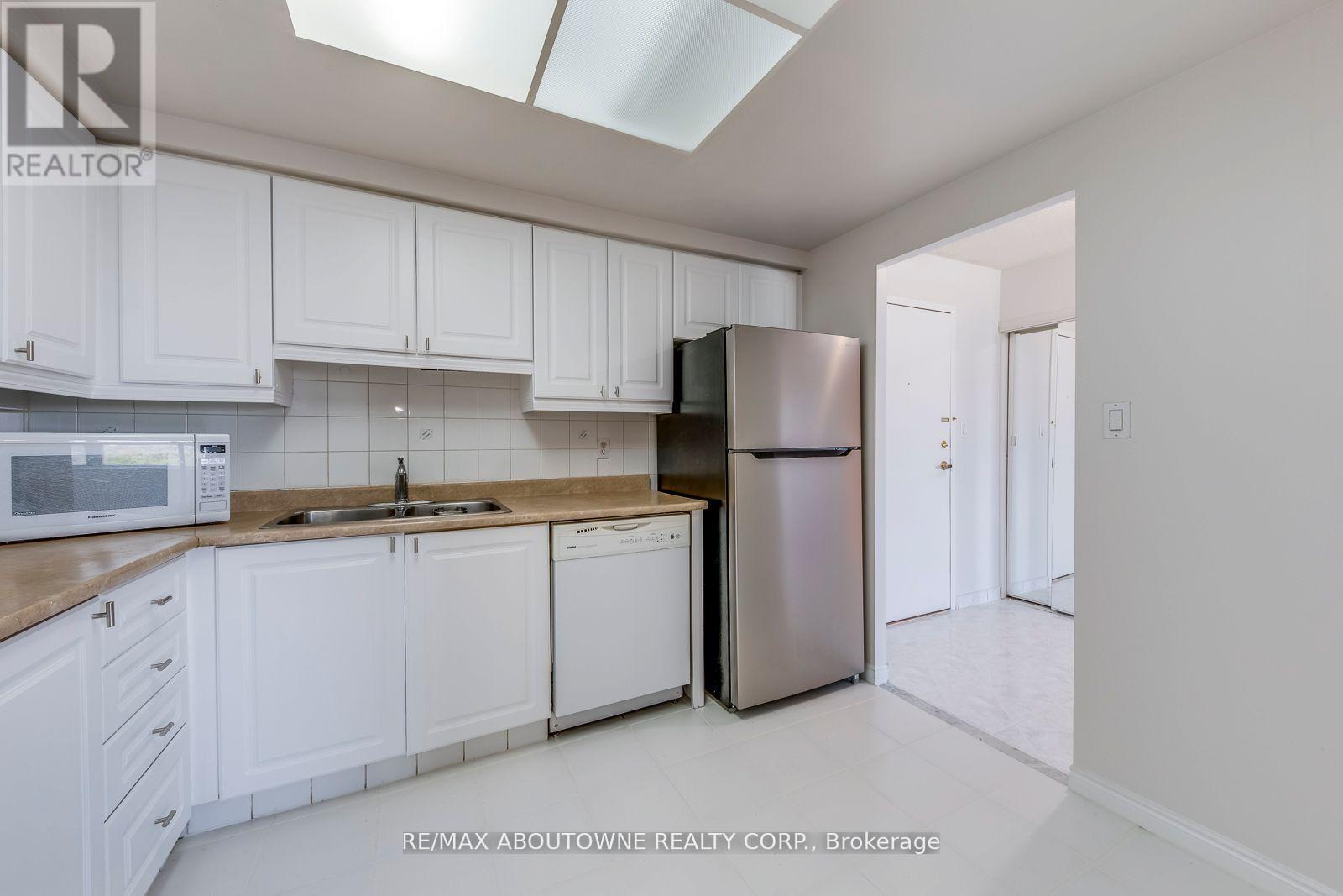 1415 - 135 Hillcrest Avenue, Mississauga, Ontario  L5B 4B1 - Photo 17 - W12680288