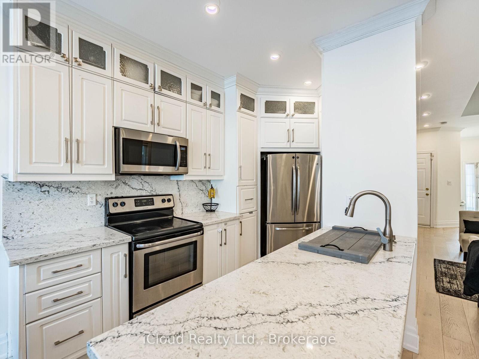 3390 Fountain Park Avenue, Mississauga, Ontario  L5M 7E3 - Photo 12 - W12818480