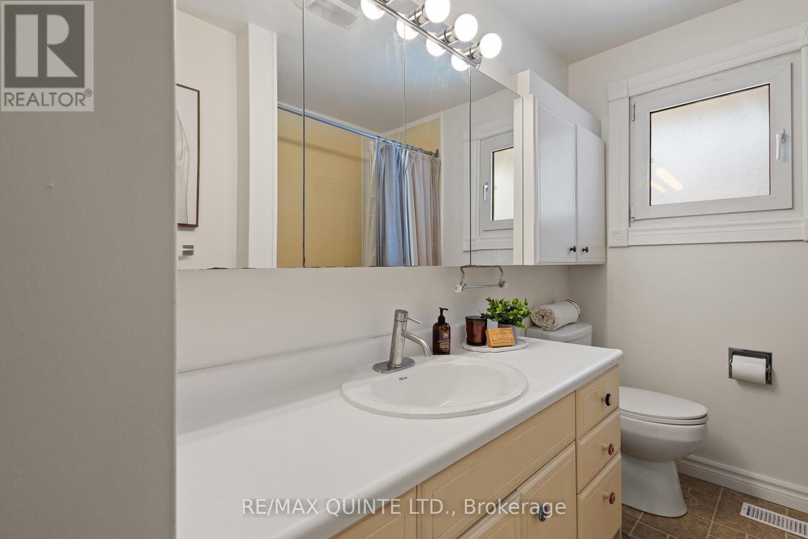 20 Taylor Drive, Prince Edward County (Ameliasburg Ward), Ontario  K8N 4Z7 - Photo 37 - X12819260