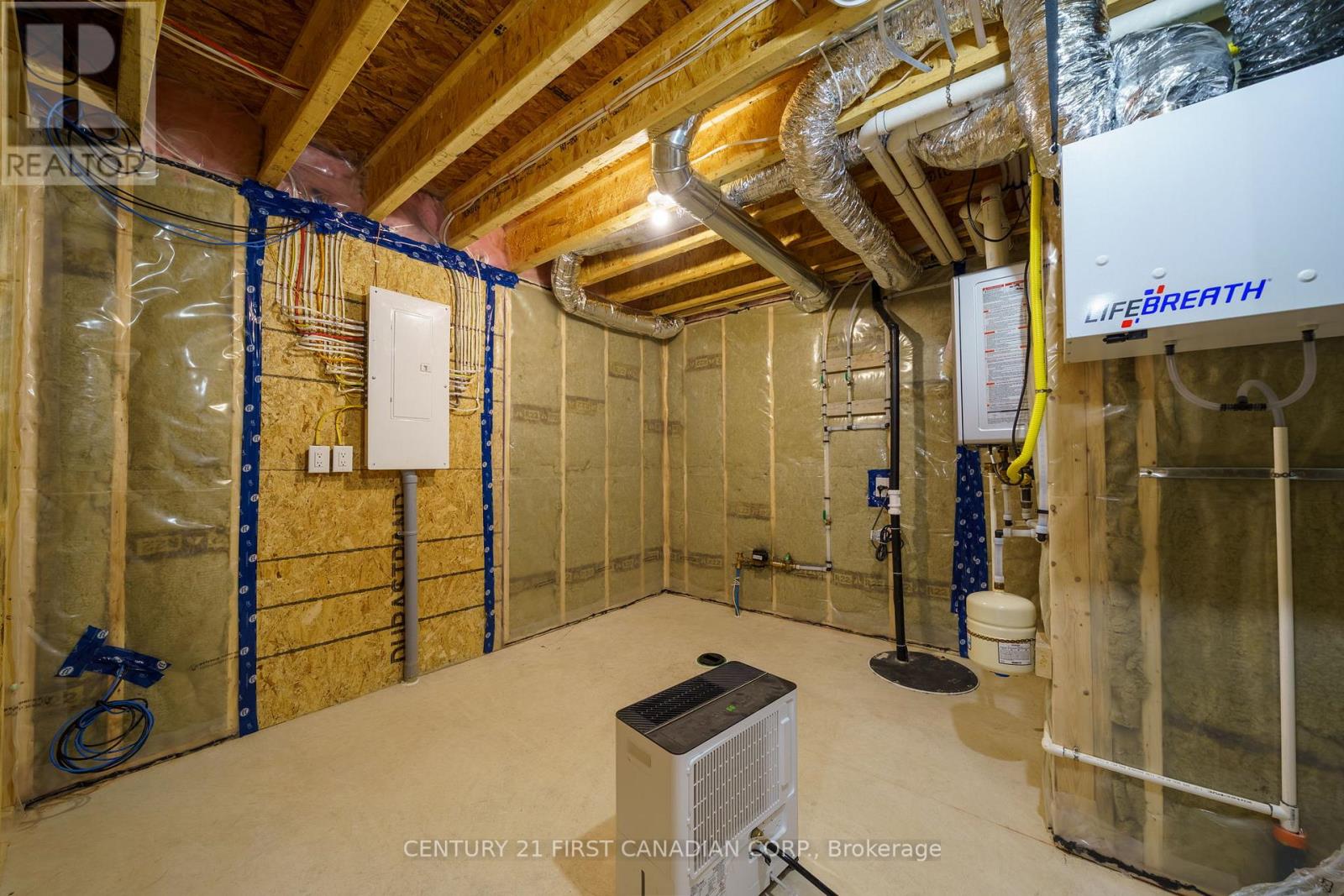 8 - 32 Postma Crescent, North Middlesex, Ontario  N0M 1A0 - Photo 31 - X12819194