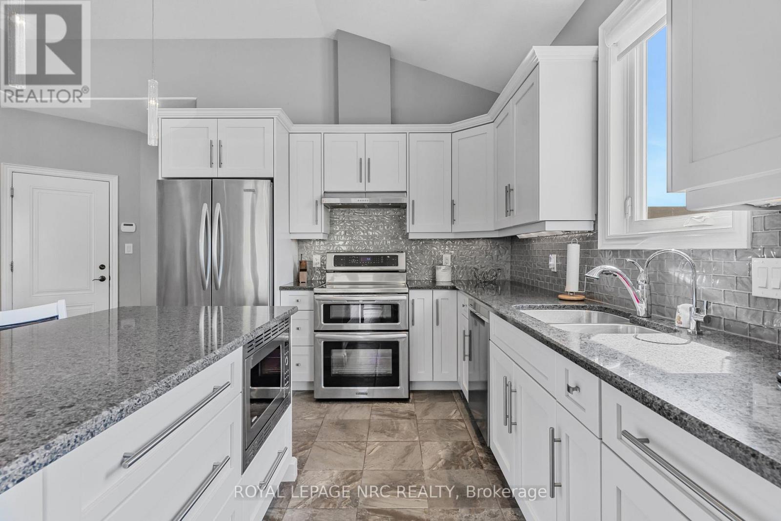 79 Sunrise Court, Fort Erie, Ontario  L0S 1N0 - Photo 10 - X12371672