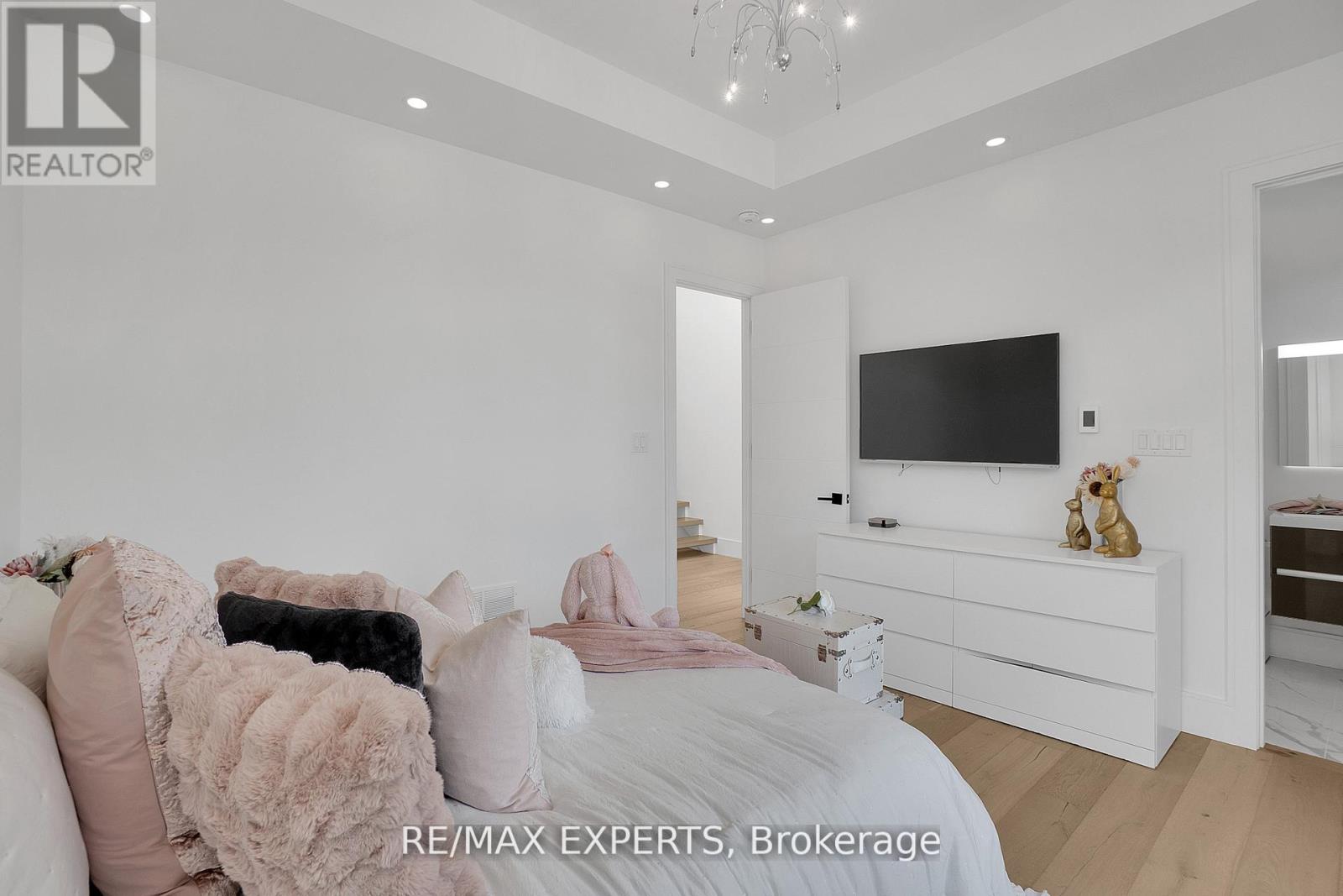 7 Woodvalley Drive, Toronto, Ontario  M9A 4H2 - Photo 22 - W12818656