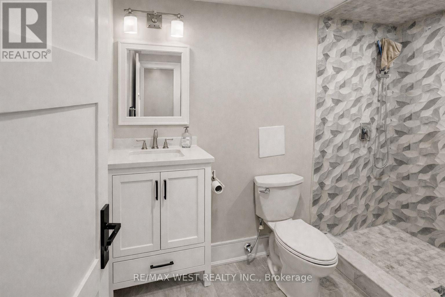 94 Lake Crescent, Toronto (Mimico), Ontario  M8V 1W1 - Photo 18 - W12819144