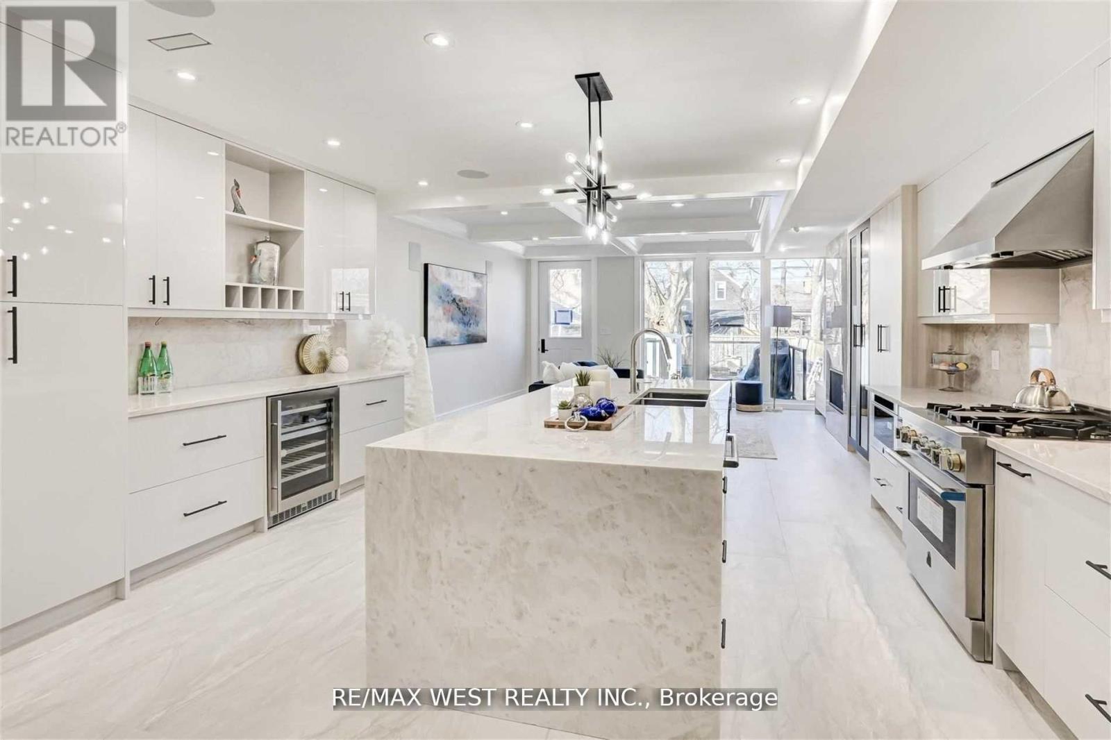 94 Lake Crescent, Toronto (Mimico), Ontario  M8V 1W1 - Photo 4 - W12819144