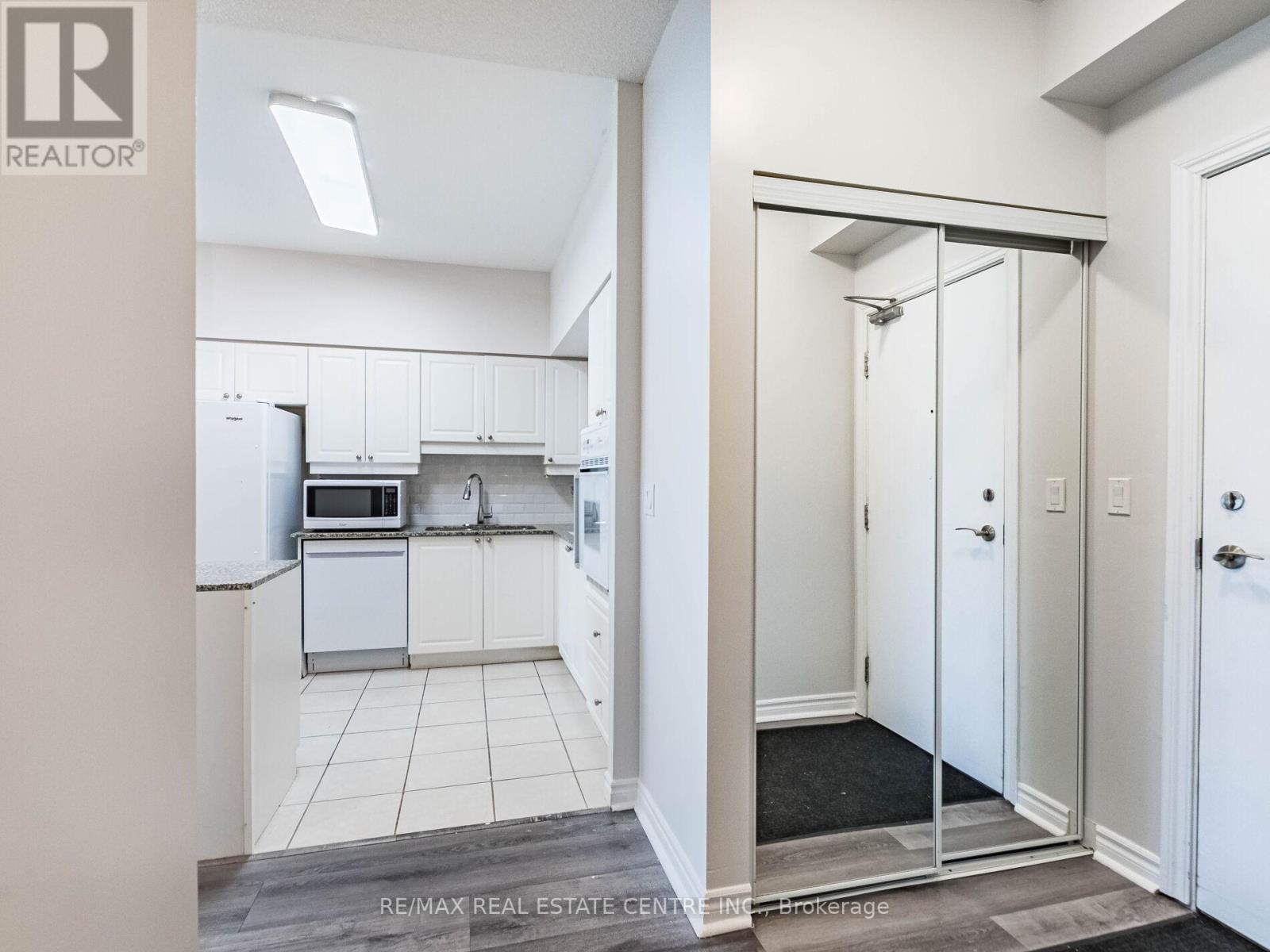 309 - 810 Scollard Court, Mississauga, Ontario  L5V 0A4 - Photo 6 - W12819156