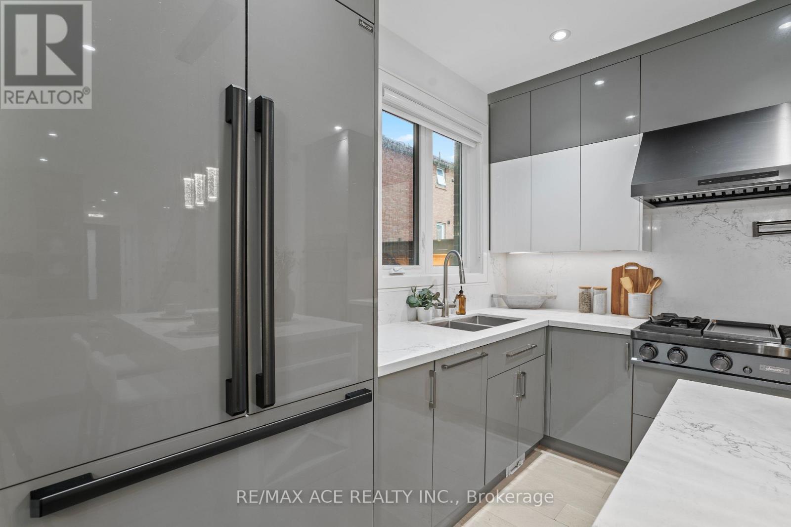 10a Benson Avenue, Mississauga, Ontario  L5H 2P2 - Photo 8 - W12782916