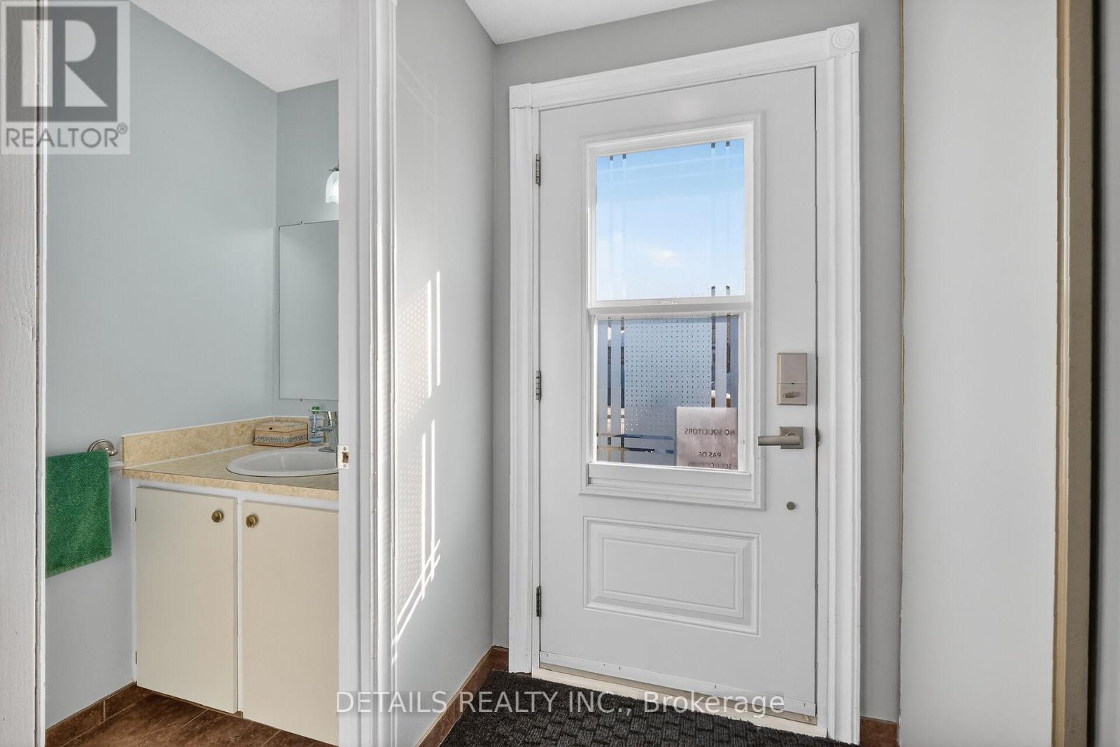 1029 Avignon Court, Ottawa, Ontario  K1C 2N4 - Photo 4 - X12819486