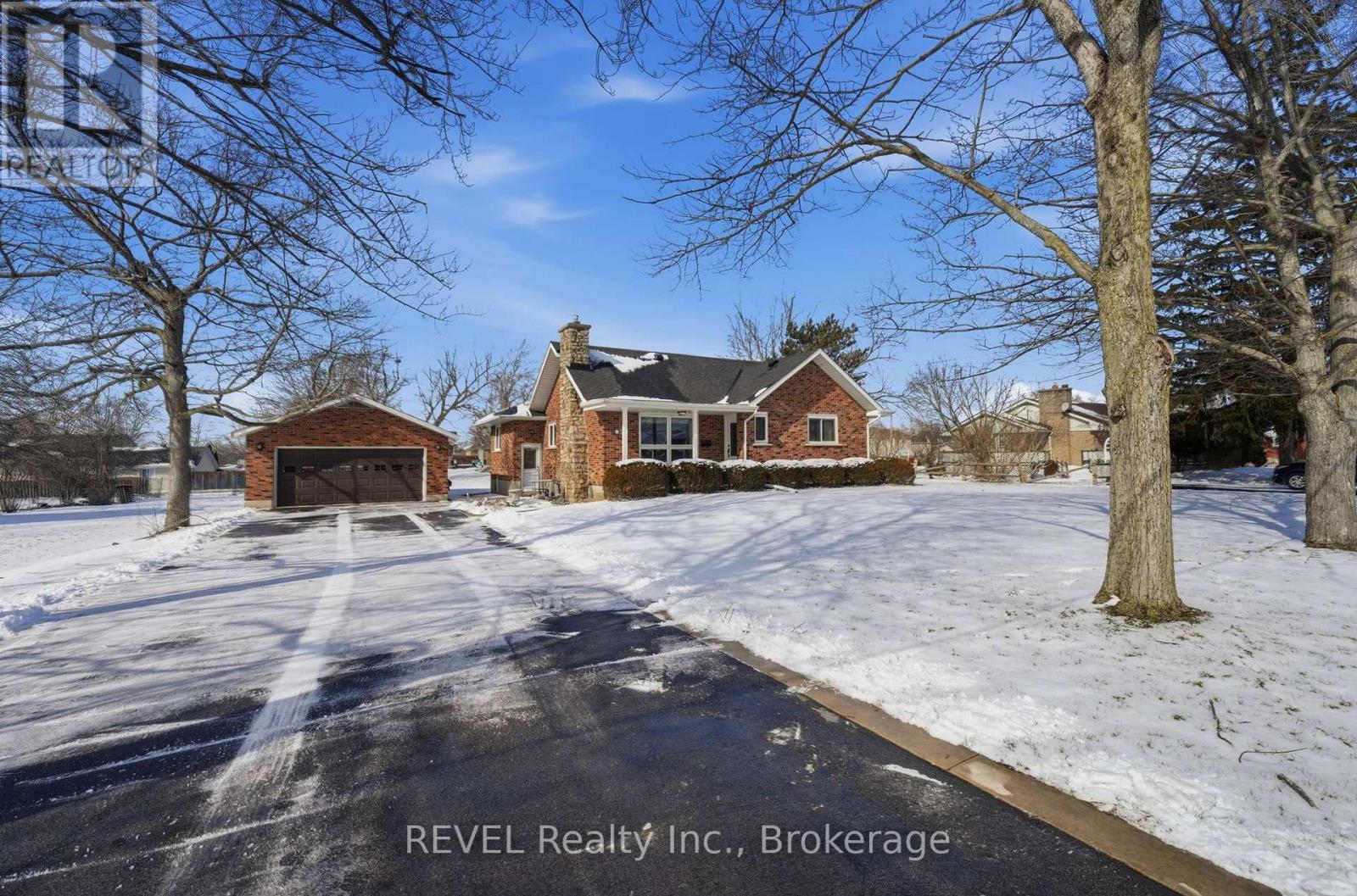 1085 Spears Road, Fort Erie, Ontario  L2A 4N2 - Photo 2 - X12819376