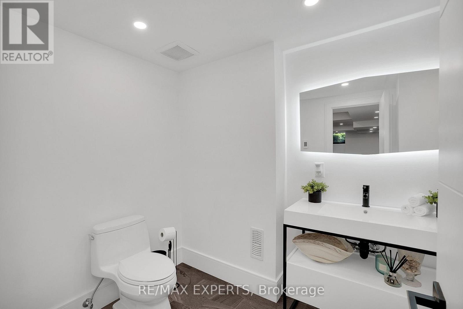 7 Woodvalley Drive, Toronto, Ontario  M9A 4H2 - Photo 36 - W12818656