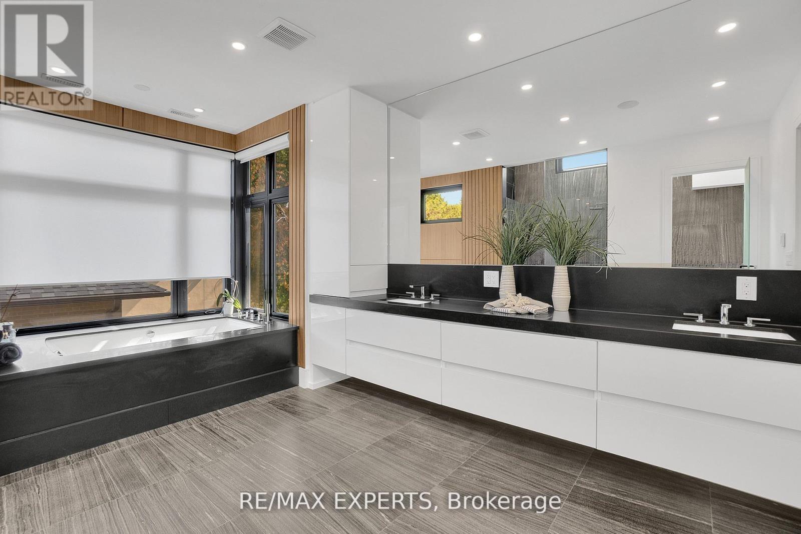 7 Woodvalley Drive, Toronto, Ontario  M9A 4H2 - Photo 18 - W12818656