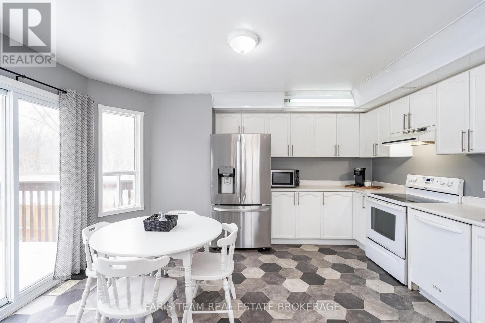 5 Harbour Crescent, Wasaga Beach, Ontario  L9Z 1G4 - Photo 5 - S12819496