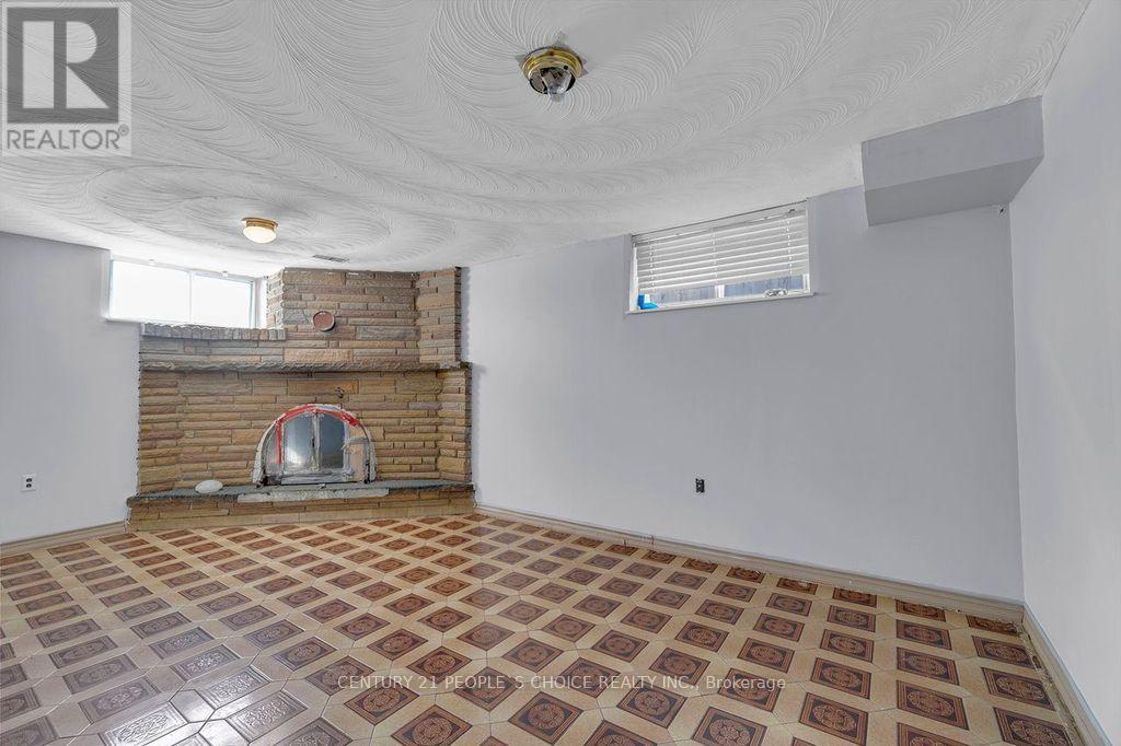 61 Primula Crescent, Toronto, Ontario  M9L 1J9 - Photo 38 - W12819406