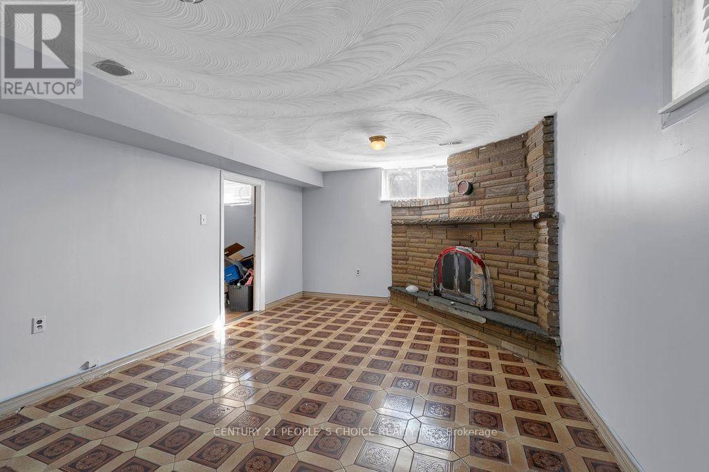 61 Primula Crescent, Toronto, Ontario  M9L 1J9 - Photo 39 - W12819406