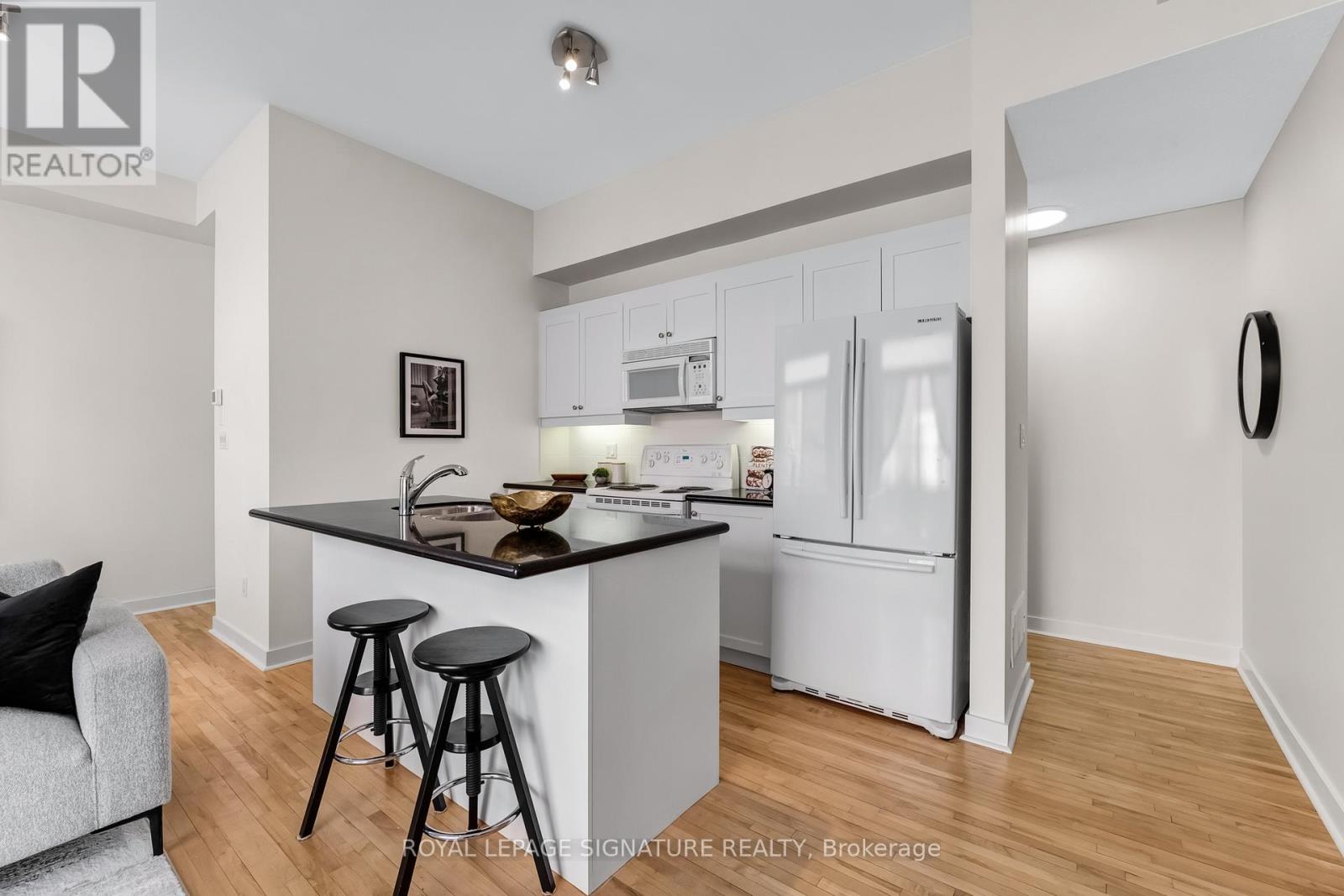 2 - 1398 Bloor Street W, Toronto, Ontario  M6P 4H6 - Photo 5 - W12819478