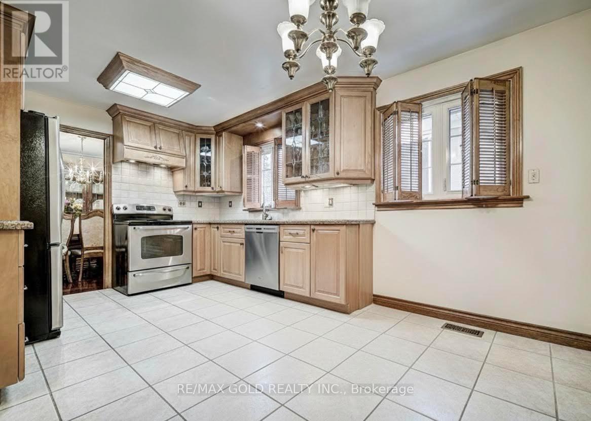 12 Kingsview Boulevard, Toronto, Ontario  M9R 1T6 - Photo 6 - W12816738