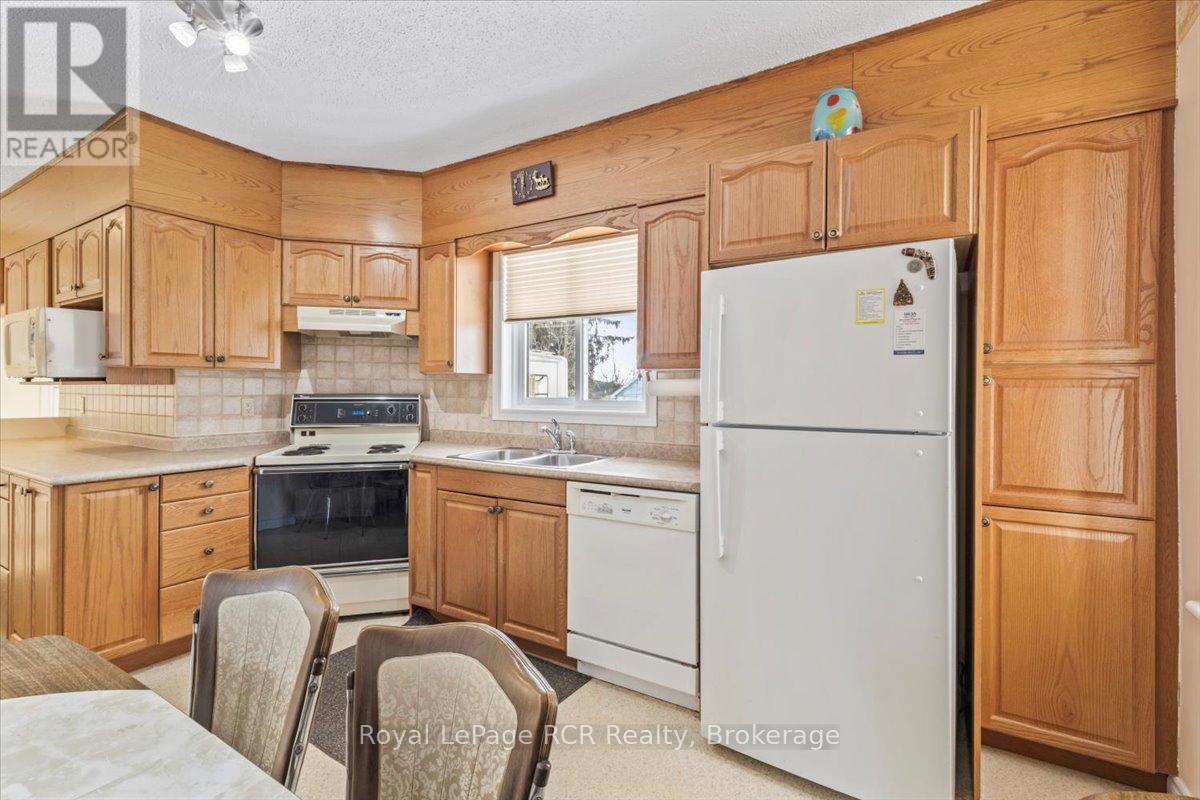 560 6th Avenue, Hanover, Ontario N4N 2G6 - Photo 10 - X12819714