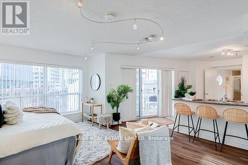 819 - 600 Queens Quay W, Toronto, Ontario M5V 3M3 - Photo 1 - C12819526