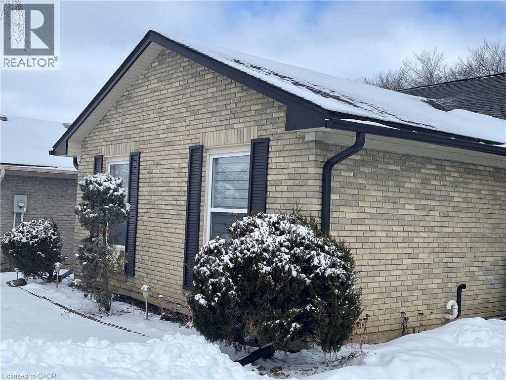 22 Matthew Court, Kitchener, Ontario  N2B 1W6 - Photo 5 - 40805834