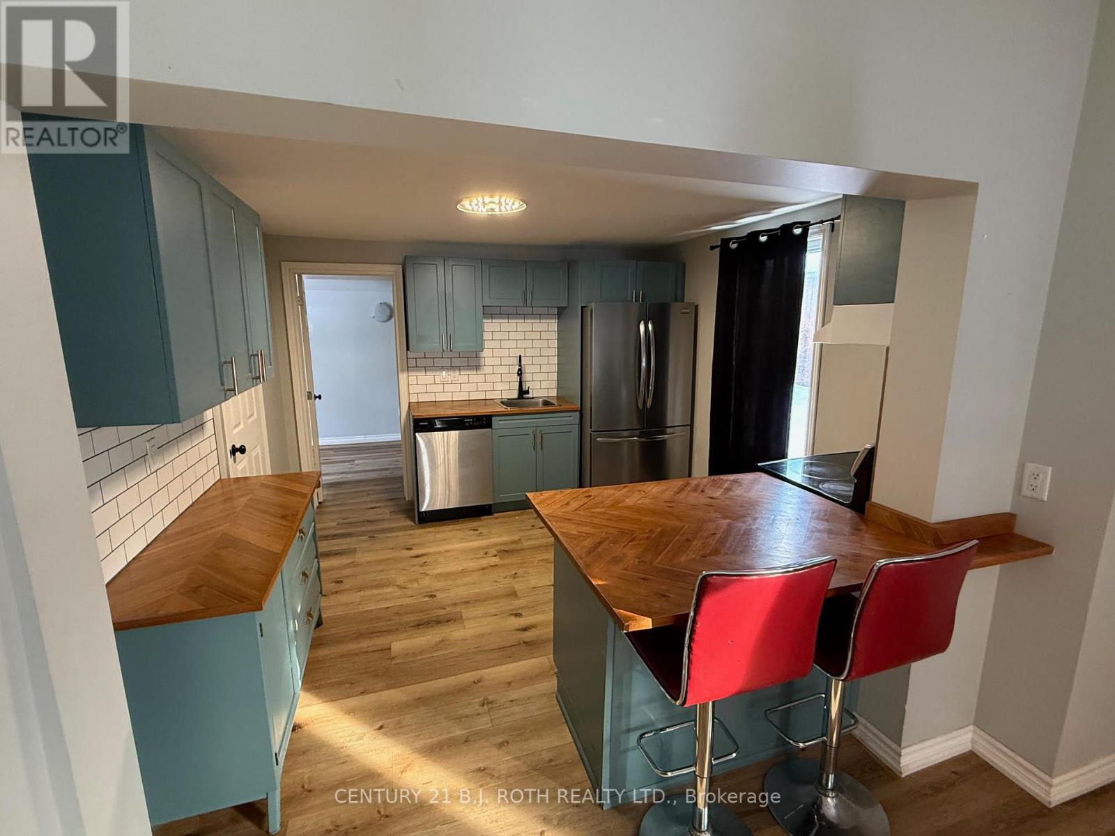 22 Caroline Street, Barrie (Allandale Centre), Ontario  L4N 2S3 - Photo 2 - S12819576