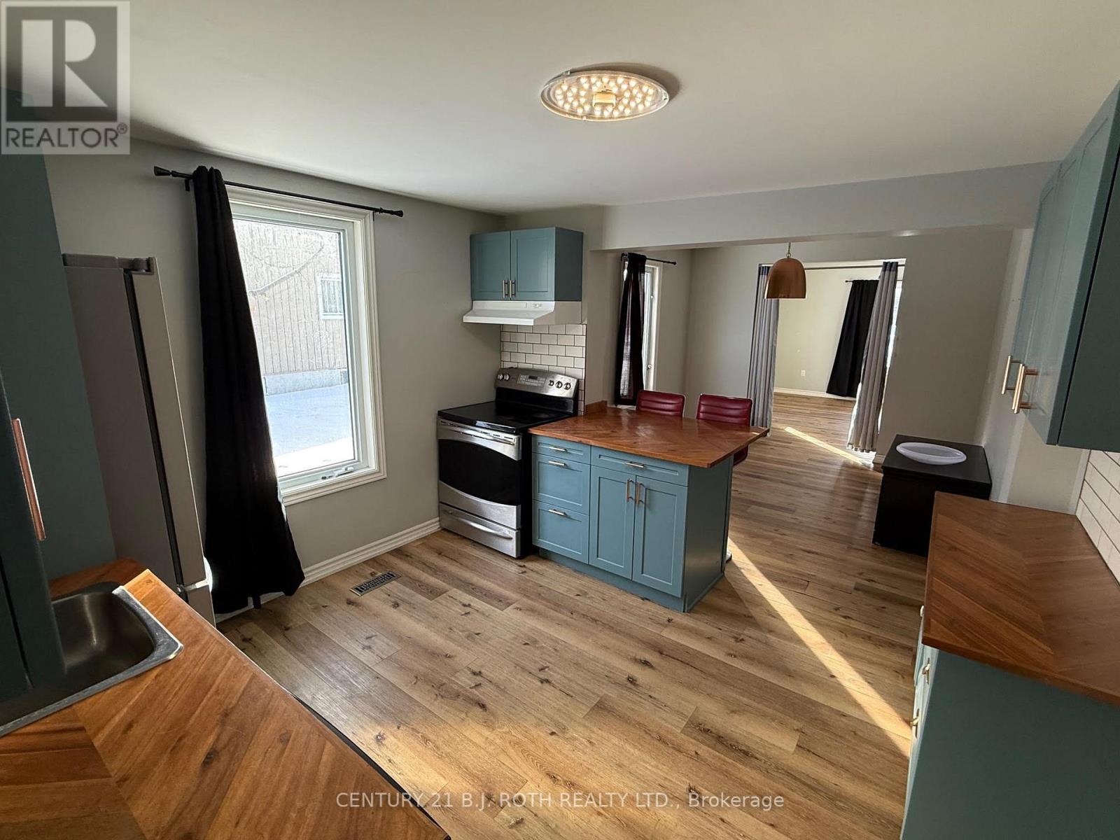 22 Caroline Street, Barrie (Allandale Centre), Ontario  L4N 2S3 - Photo 3 - S12819576