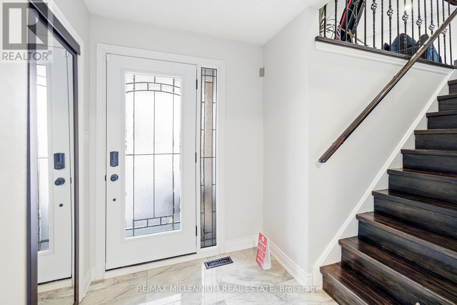 4680 Crosscreek Court, Mississauga, Ontario  L5V 1G5 - Photo 4 - W12819538