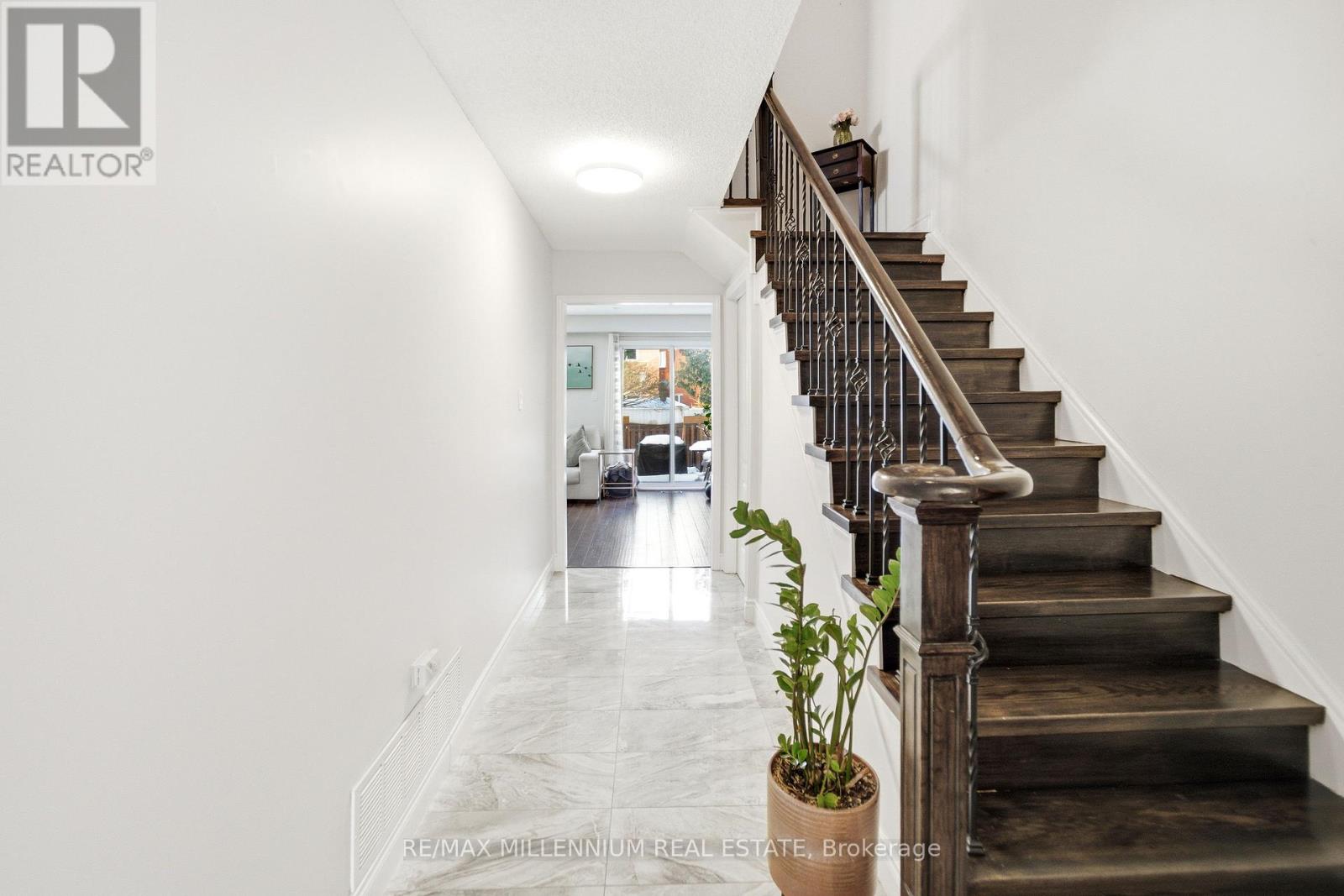 4680 Crosscreek Court, Mississauga, Ontario  L5V 1G5 - Photo 5 - W12819538