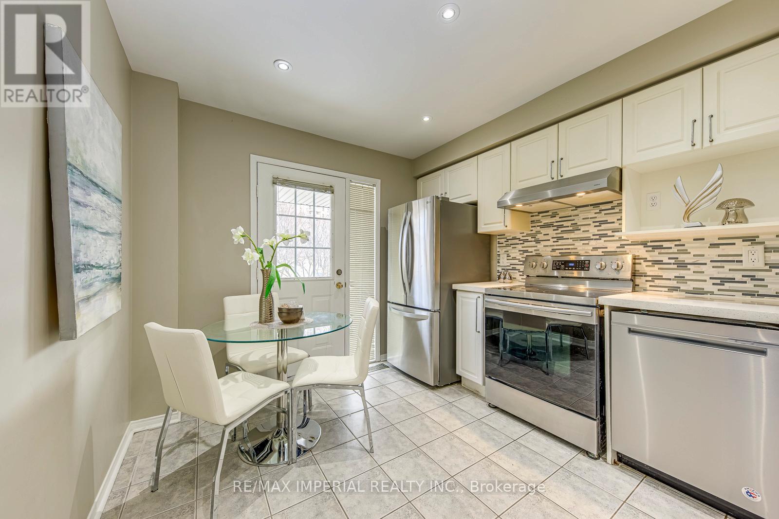 96 - 833 Scollard Court, Mississauga, Ontario  L5V 2B4 - Photo 12 - W12819616