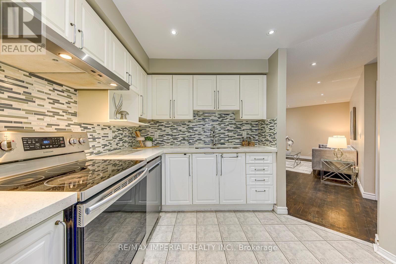 96 - 833 Scollard Court, Mississauga, Ontario  L5V 2B4 - Photo 13 - W12819616