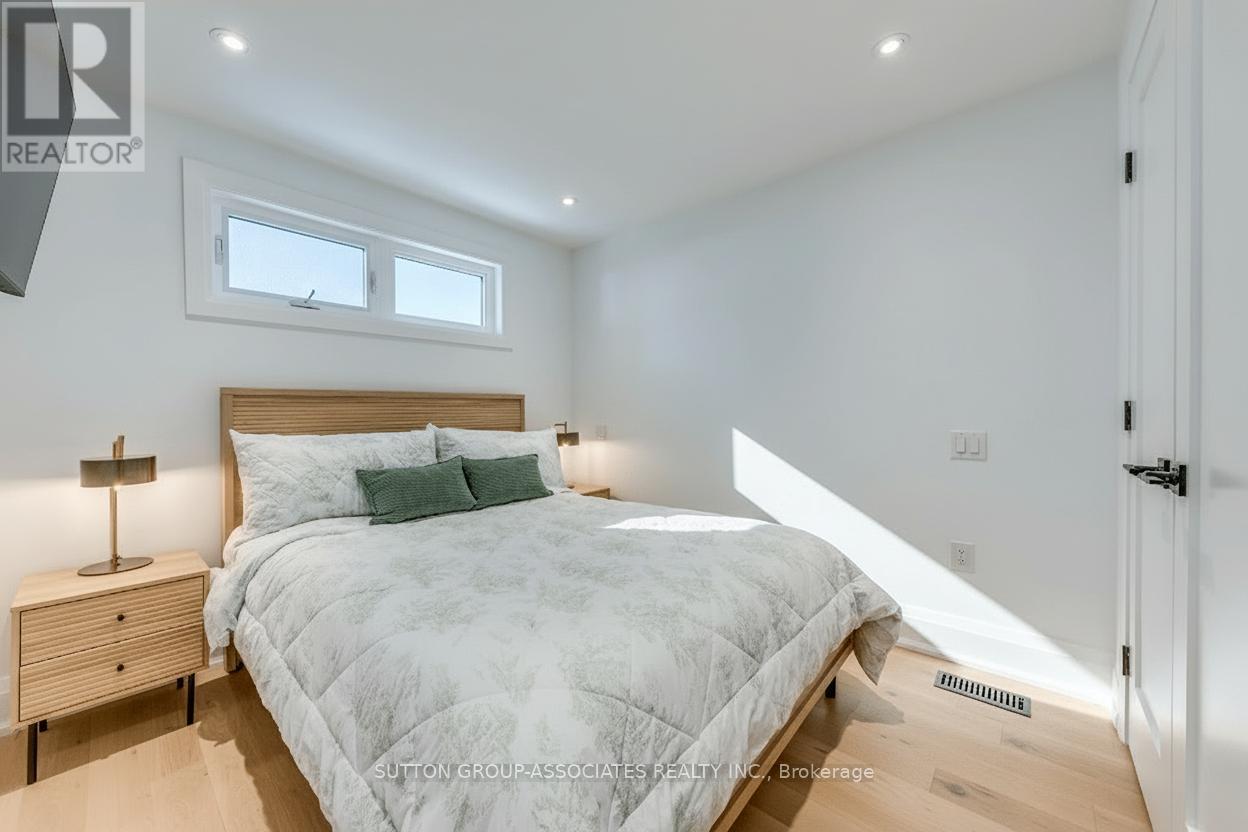 Main - 359 Harvie Avenue, Toronto (Caledonia-Fairbank), Ontario  M6E 4L6 - Photo 5 - W12819752