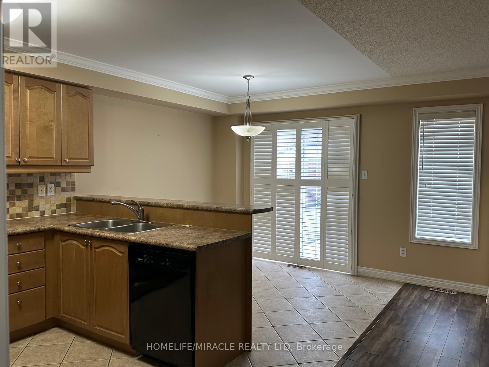 29 Brucewood Road, Brampton, Ontario  L6R 3N1 - Photo 8 - W12819762